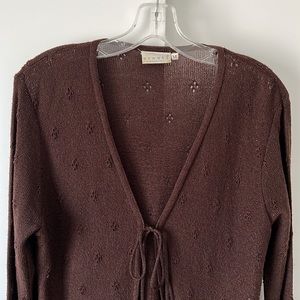 Cute feminine cardigan in bordeaux/brown. Looks great with skirts and pants.